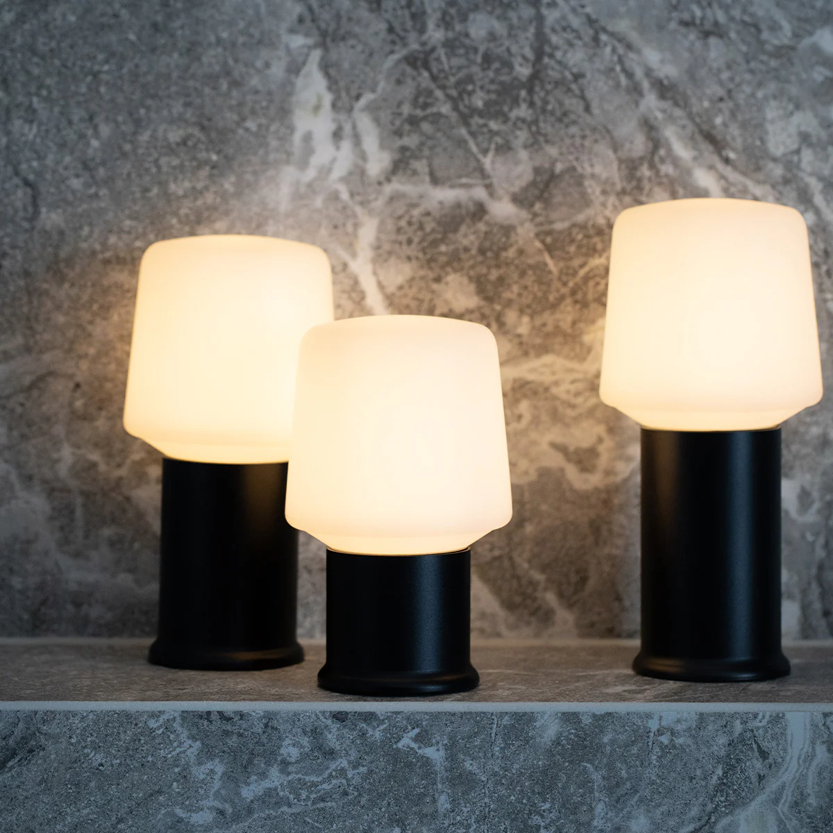 Lamp intelligent London Black 8+ Go 200